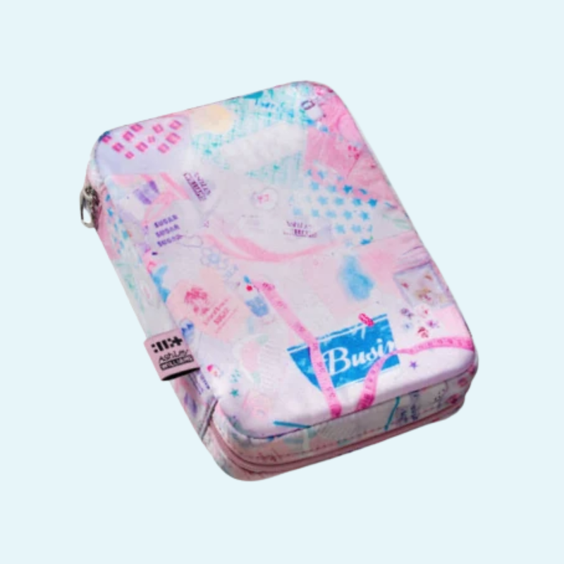 ILLIT - 1st Single Album - NOT CUTE ANYMORE (ILLIT x Ashley Williams Pouch Ver. - Collage Ver.)